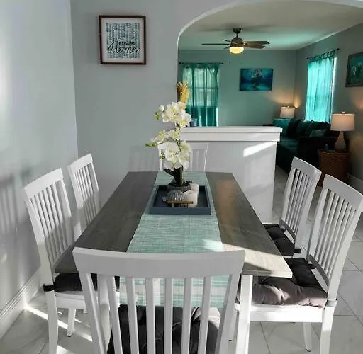 House Of Manatees-Entire House With Yard, Fire Pit, Dog Friendly