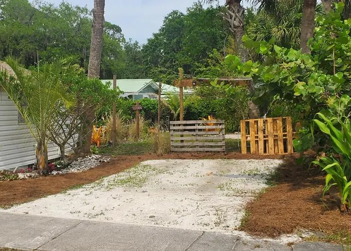 1 Beige Cozy Bungalow Or 1 White Cozy Efficiency Cottage In Titusville