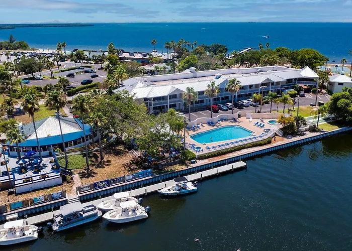 Tampa Bay, Beach Step Away, Wifi, Free Parking,Pools, Jacuzzi