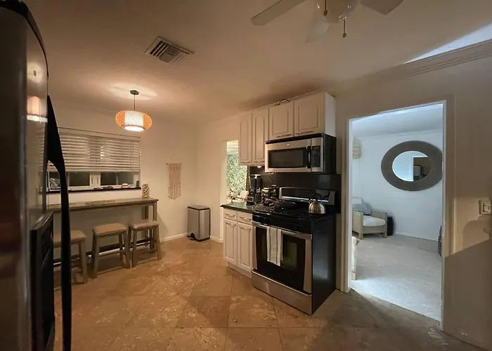 Hot Tub, Tiki Bar, Outdoor Shower, Near Intercoastal Waterway!