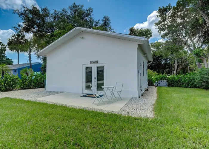 Guest House In A Downtown Bonita Springs Compound