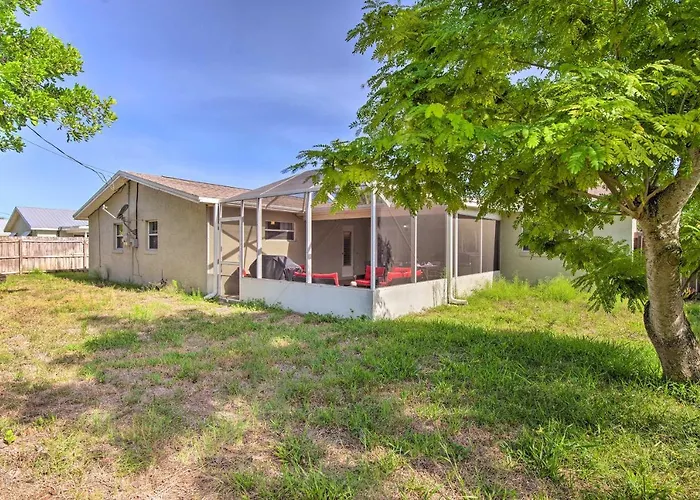 Quiet Satellite Beach Home W/ Lanai, Walk To Beach