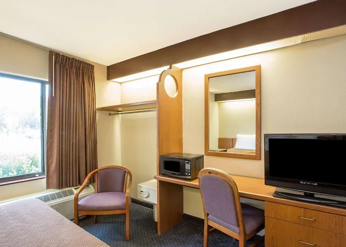 Travelodge By Wyndham Fort Myers Airport