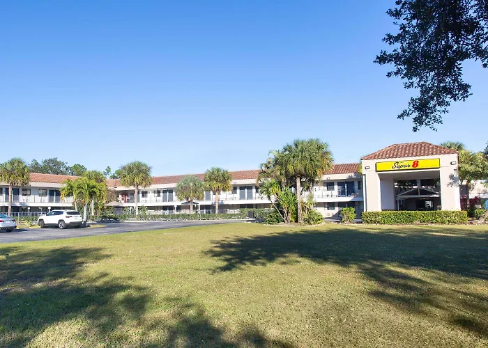 Super 8 By Wyndham Naples