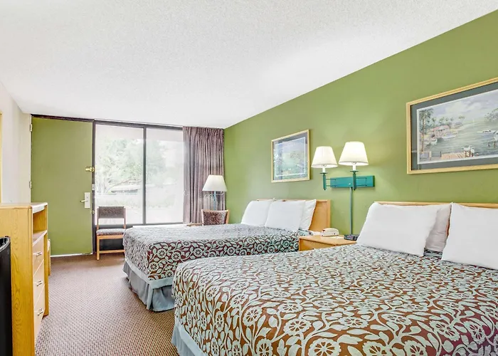 Days Inn By Wyndham Bradenton - Near The Gulf
