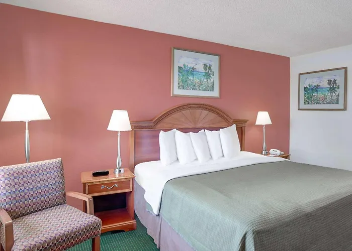 Howard Johnson By Wyndham Ft. Myers Fl