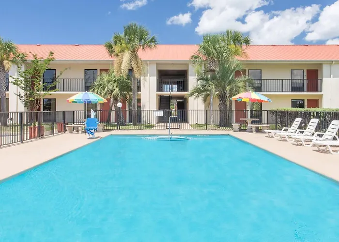 Days Inn & Suites By Wyndham Navarre - Near Beaches Hurlburt