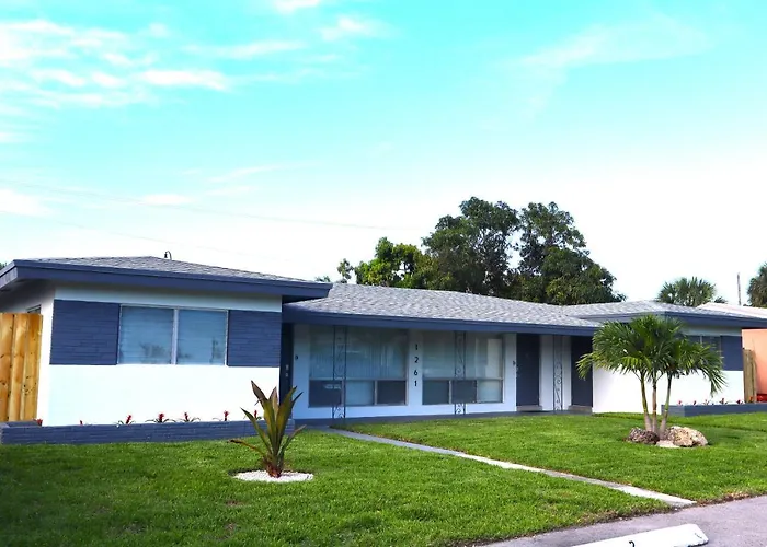 Paradise Awaits! Beach, King Bed, Private Yard & Workspace