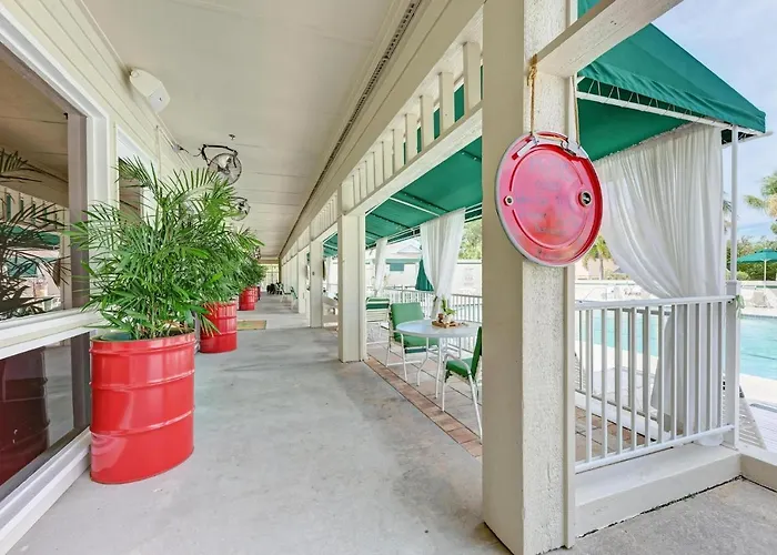 Longboat Key Cedars Beach House-Pet Friendly-2 Minute To The Beach
