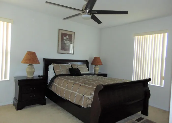 279 Square Meter Luxury Waterfront Home, Private Pool 15 Minutes From Disney!