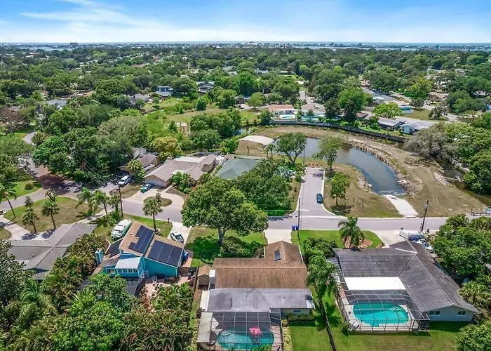 Spacious & Sunny Family Gem - Heated Pool, Firepit And Game Room