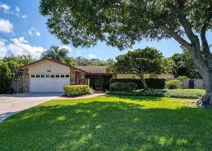 Spacious & Sunny Family Gem - Heated Pool, Firepit And Game Room