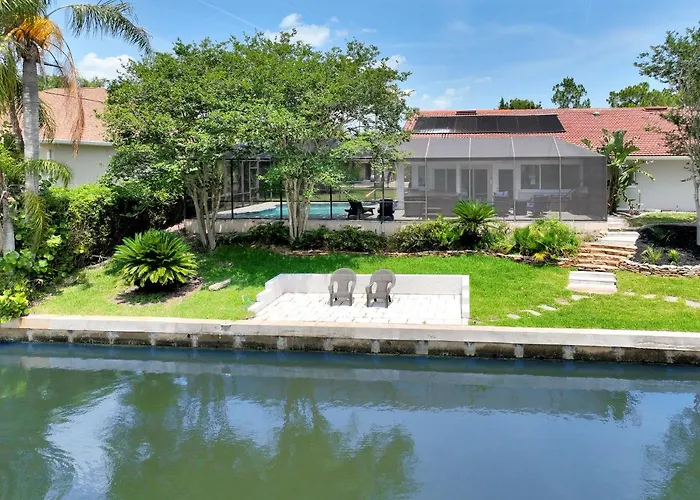 Manor On The Canal