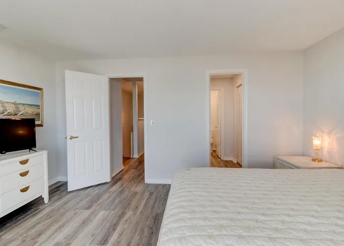 Yellow Sunshine Oceanfront Townhouse, Private Balcony