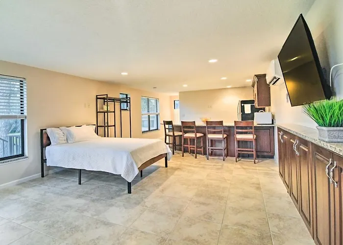 On-Site Pond: Sleek Largo Studio < 7 Mi To Beach!