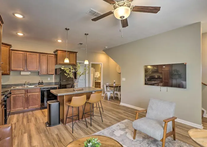Airy Tallahassee Condo ~ 5 Mi To Downtown!