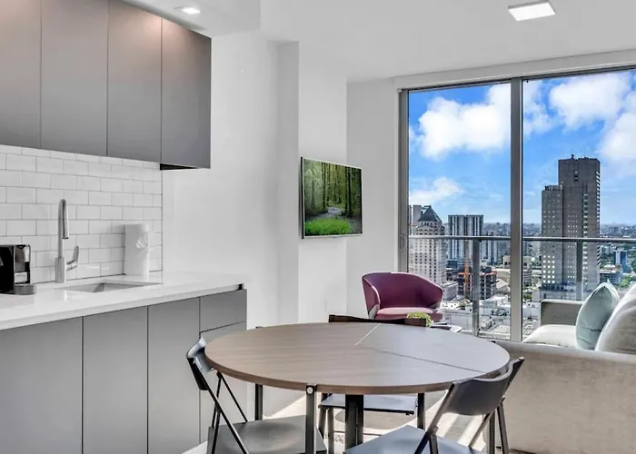 Modern 1 Bed Condo Across From Bayside In Downtown