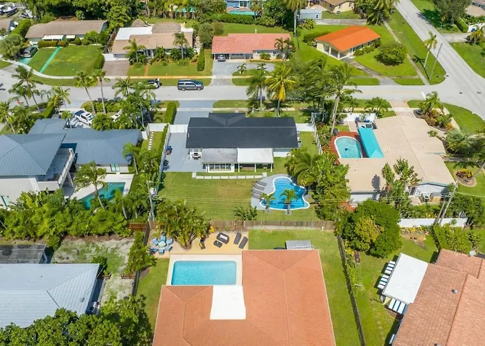 Delilas Chic 3 Bedroom 2 Bath Abode With Heated Pool