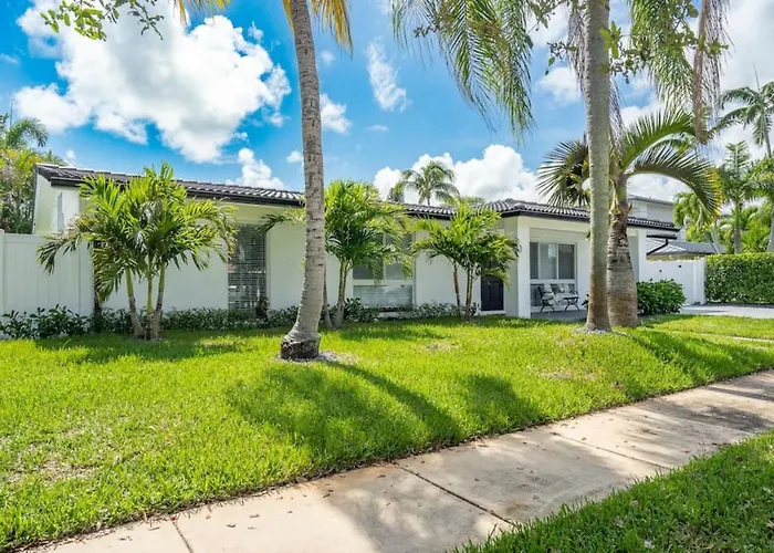 Delilas Chic 3 Bedroom 2 Bath Abode With Heated Pool