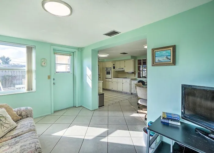 Cozy Holiday Home W/ Yard ~ 5 Mi To Beach!