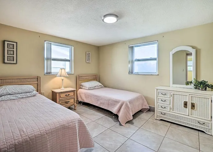 Cozy Holiday Home W/ Yard ~ 5 Mi To Beach!