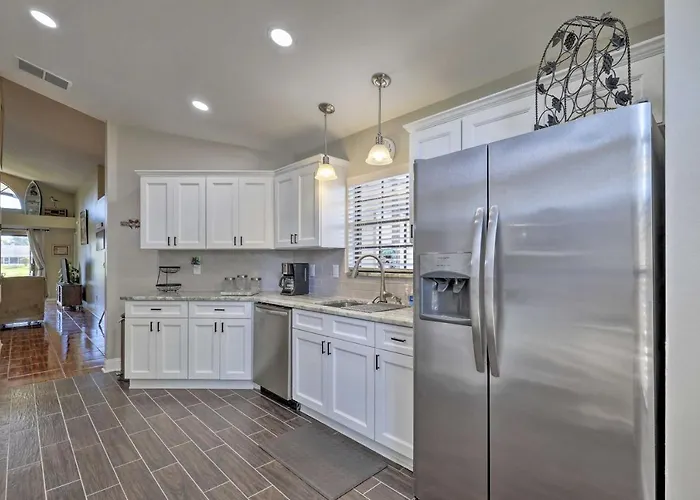Lakefront Brandon Home W/ Patio & Screened Lanai!