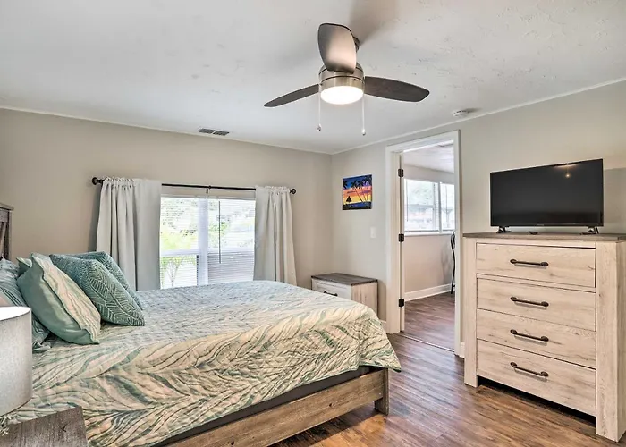 Family-Friendly Gulfport Retreat Near The Beach