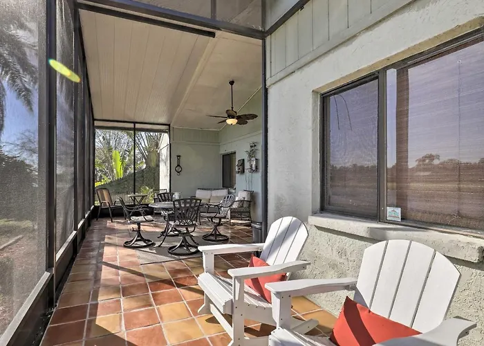 Lakefront Brandon Home W/ Patio & Screened Lanai!