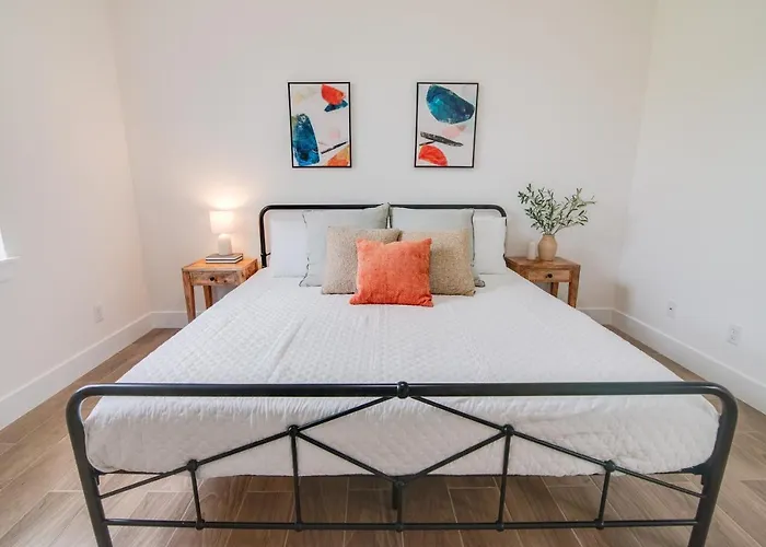 Private Cottage - King Beds, Brand New, Near Beach, Golfing, Shopping & Restaurants