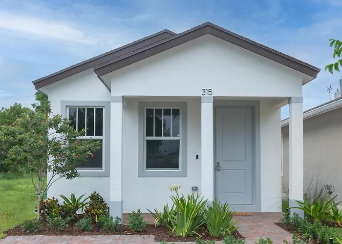 Private Cottage - King Beds, Brand New, Near Beach, Golfing, Shopping & Restaurants