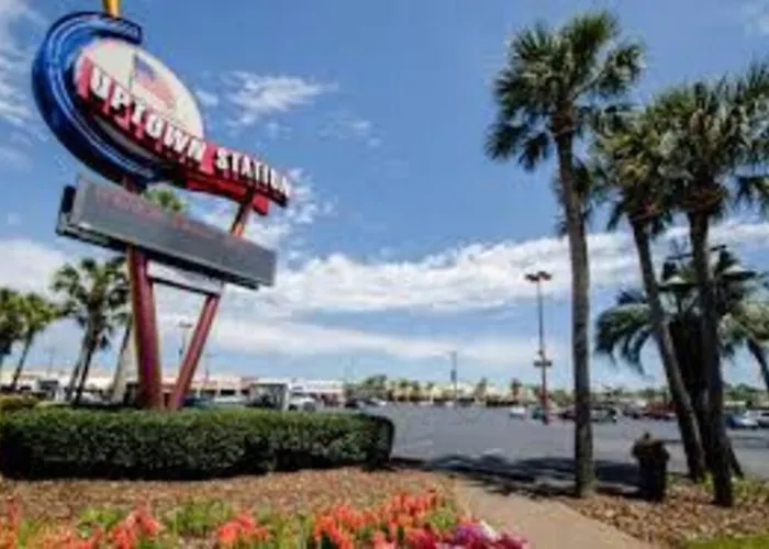 Modern 2 Bedroom Townhome Minutes From The Beach!!