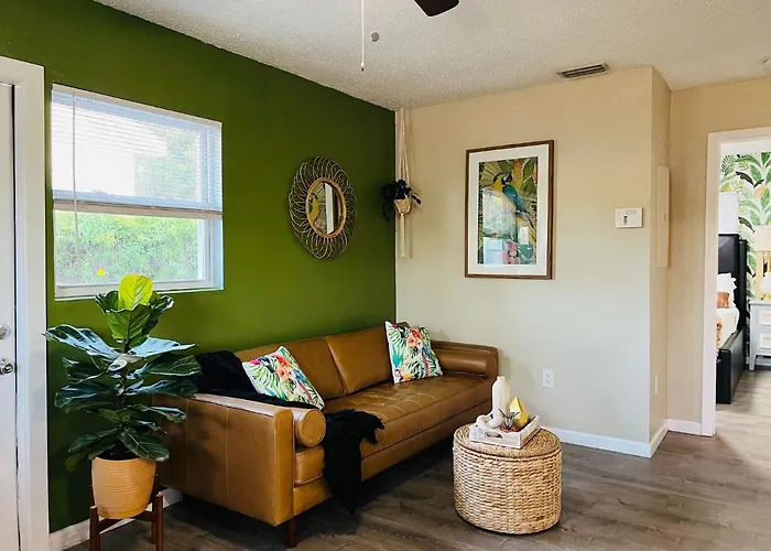 Tropical Casita In Tampa Near Airport And Raymond James Stadium