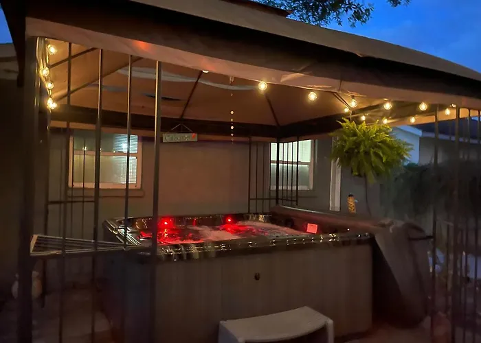 Tropical Casita In Tampa Near Airport And Raymond James Stadium