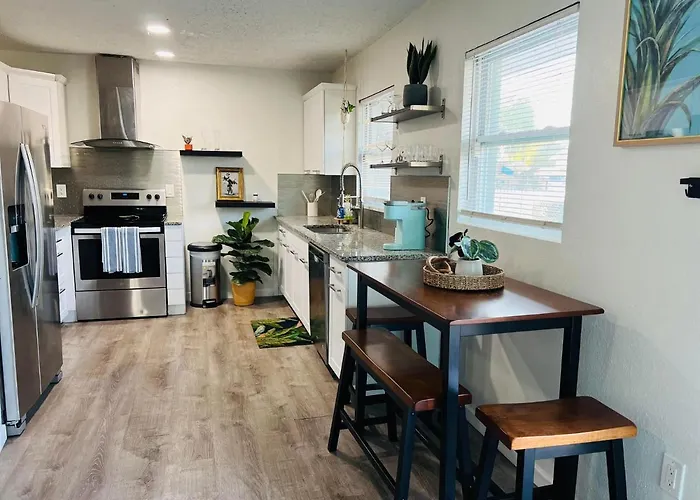 Tropical Casita In Tampa Near Airport And Raymond James Stadium