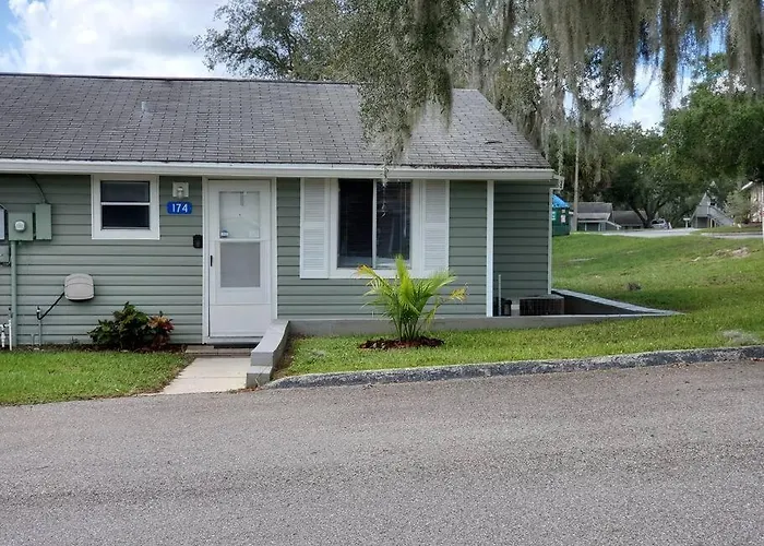 Beautiful Cottage Near Lake Louisa & Mins From Disney, Vehicle Rental Available