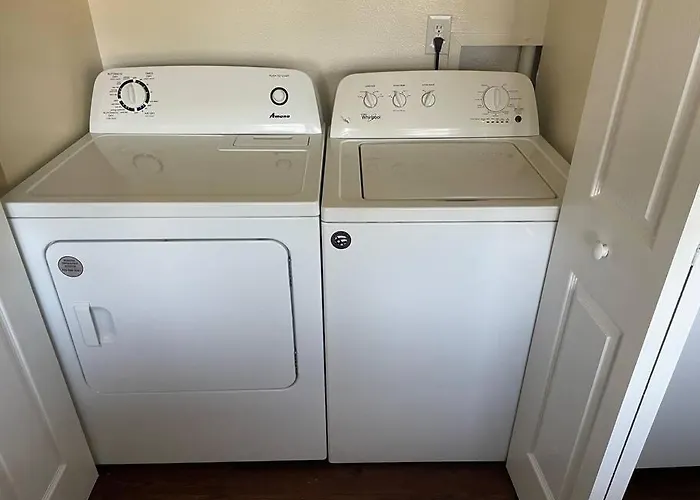 Stylish Home With Fenced Yard Dog Friendly