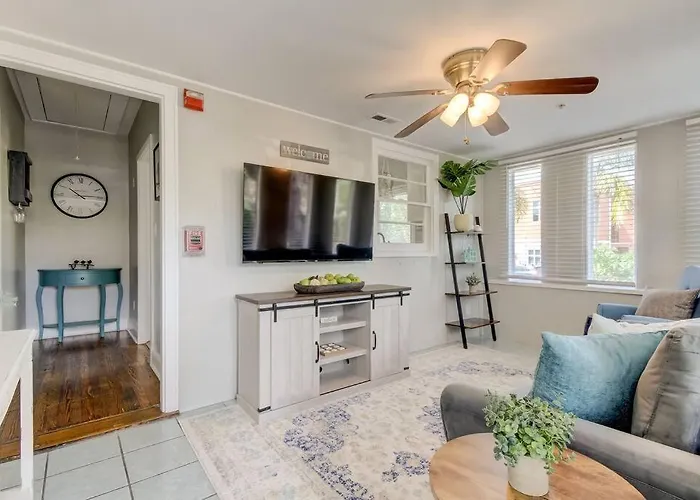 Light & Bright! Quaint Downtown Dunedin Bungalow!