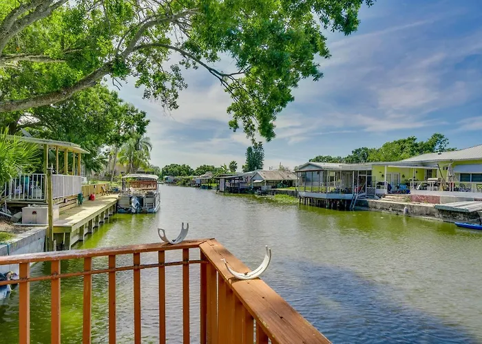 Waterfront Okeechobee Getaway W/ Backyard Dock!