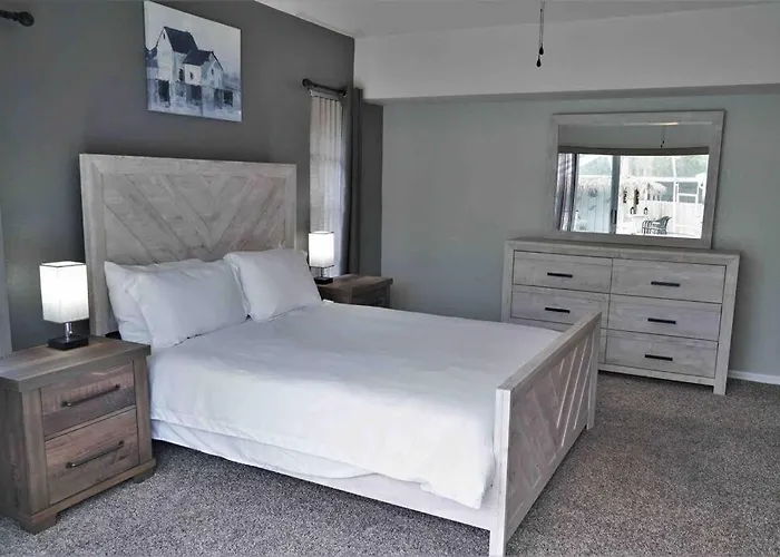 Peachland Getaway With Pool And Tiki Bar