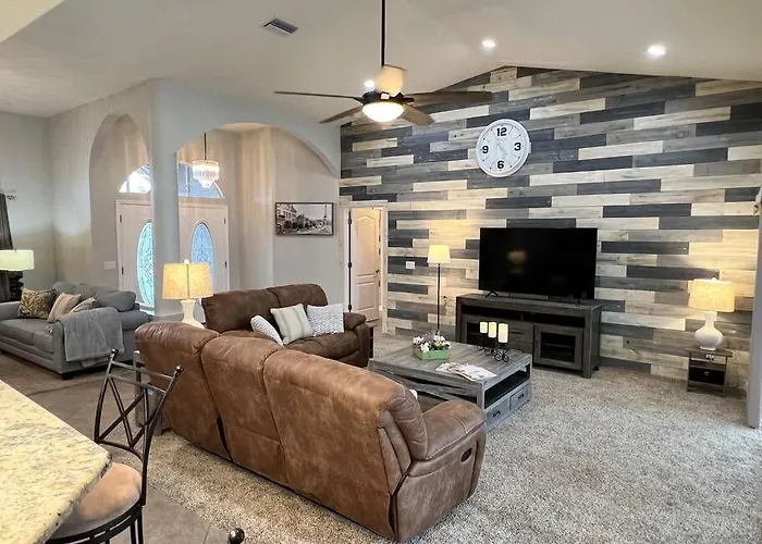 Peachland Getaway With Pool And Tiki Bar