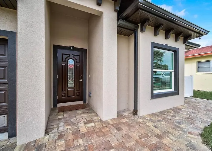 Coastal Haven: Family Home near Florida's Southwest Beaches