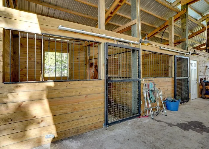 Farm Stay: Modern Barndominium In Lakeland!