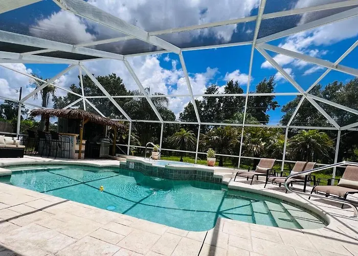 Peachland Getaway With Pool And Tiki Bar
