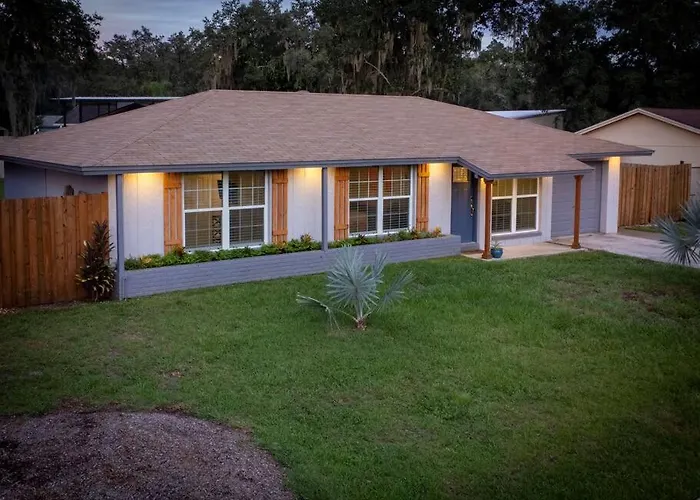 Charming Family Oasis ~ Dog-Friendly ~ Backyard