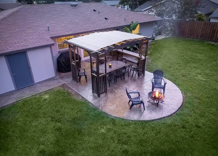Charming Family Oasis ~ Dog-Friendly ~ Backyard
