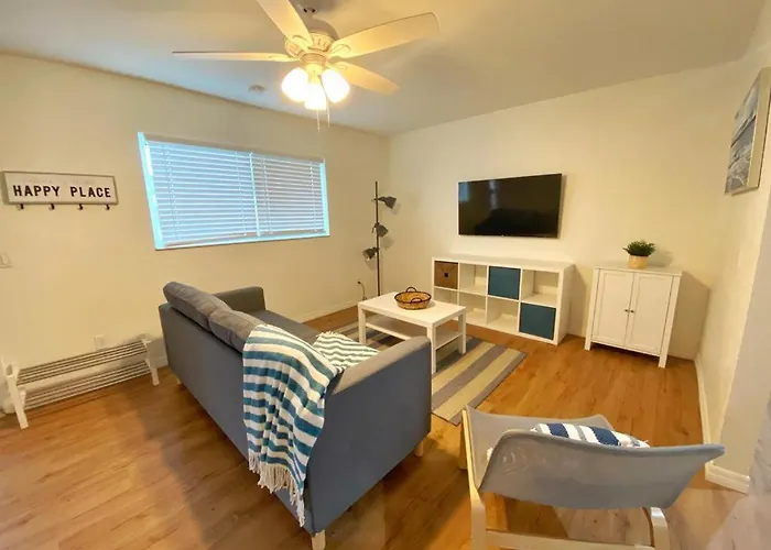 *New*Sunshine Gorgeous- 3Bd/2Ba -Private Backyard!