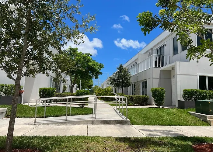 Modern Townhouse With Terrace!