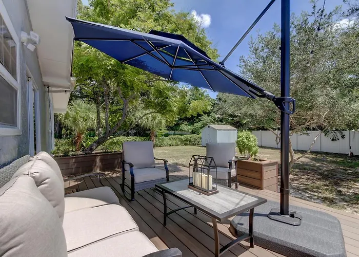 Spacious 3 Bedroom Pet Friendly!- Close To Beach!