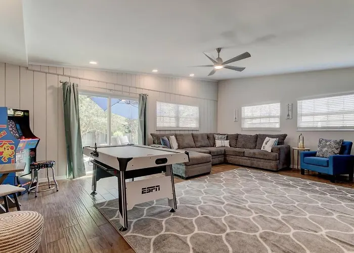 Spacious 3 Bedroom Pet Friendly!- Close To Beach!