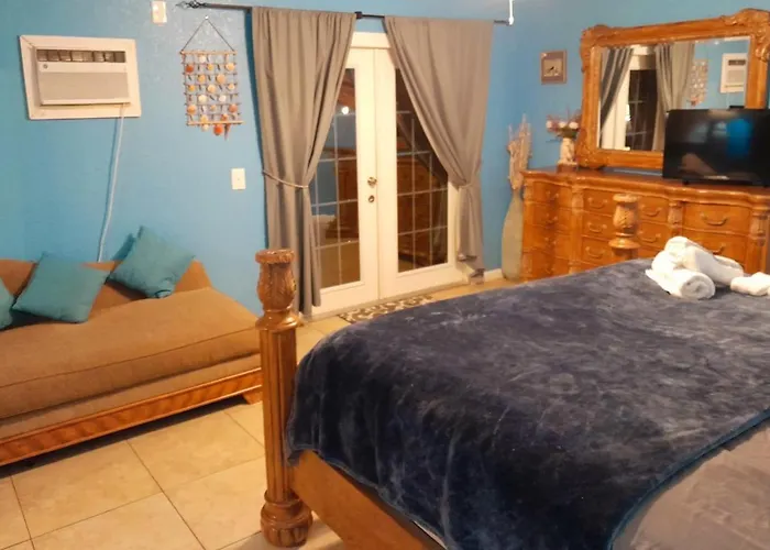 Susan And Ledif'S Tropical Hideaway